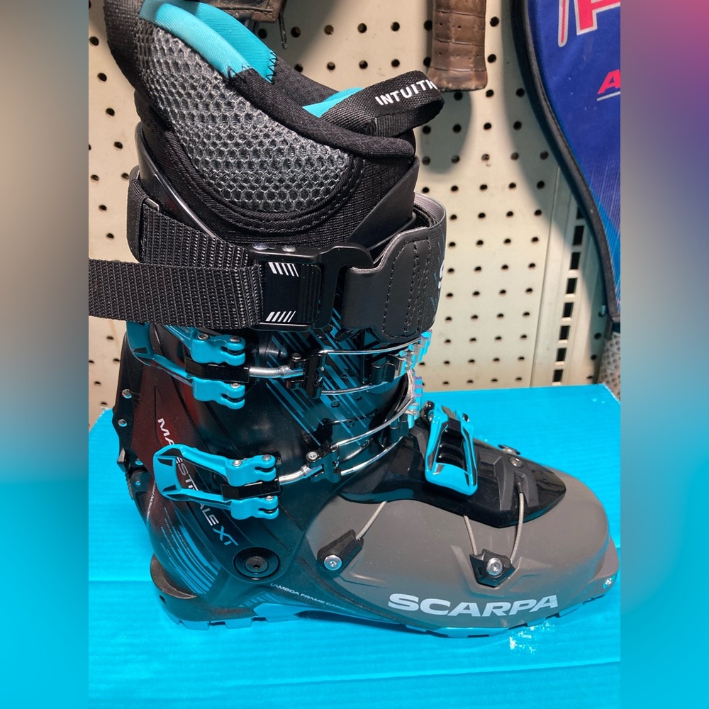 Scarpa Men’s Maestrale XT Alpine Touring Ski Boot. Size 27 Black/blue